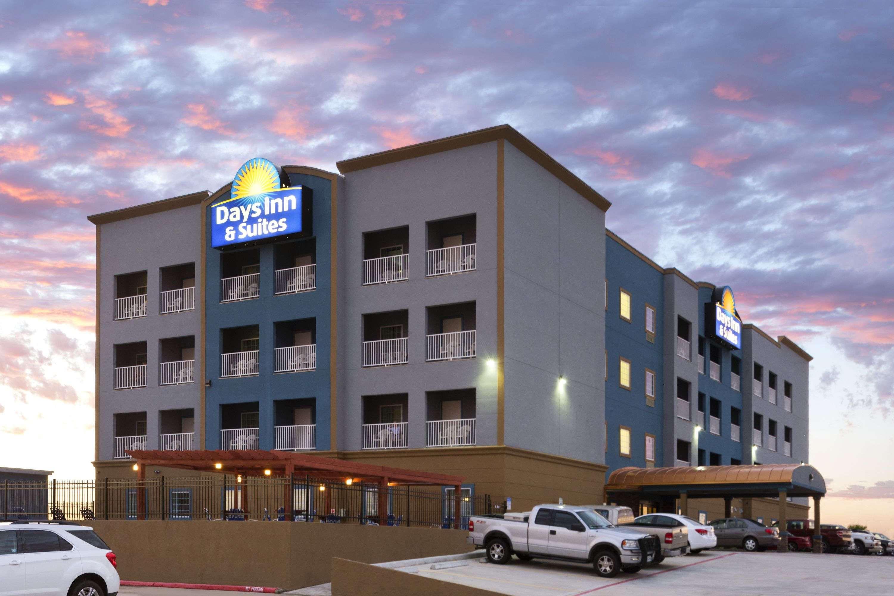Days Inn & Suites By Wyndham Galveston West/Seawall Exterior foto