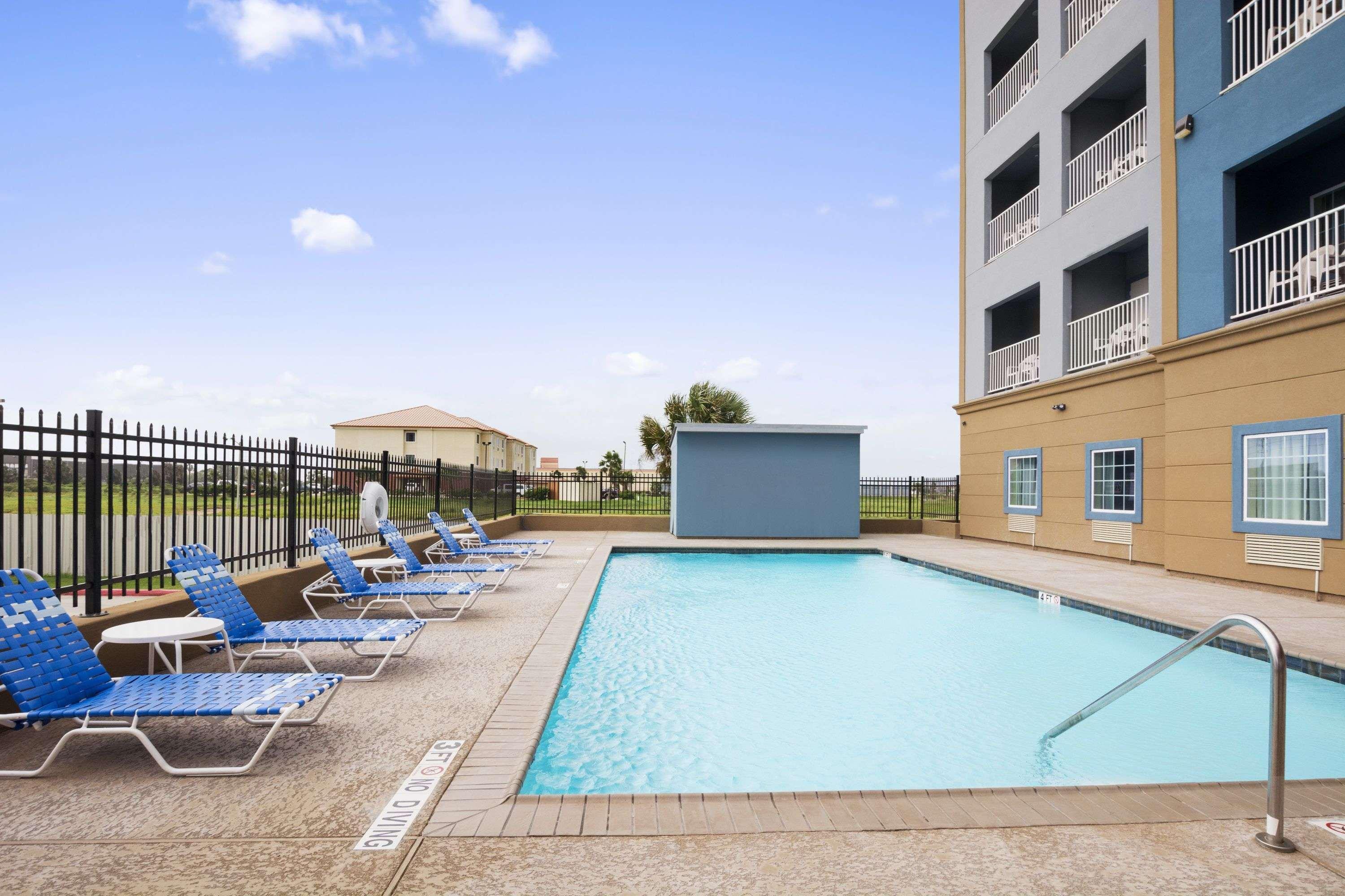Days Inn & Suites By Wyndham Galveston West/Seawall Exterior foto